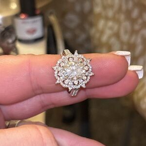 4ct Moissanite. Size 8. It will come with a GRA certificate! CZ stones on side.